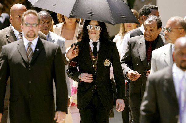 Oltre l’aula di tribunale: la docuserie che riesamina il caso Michael Jackson